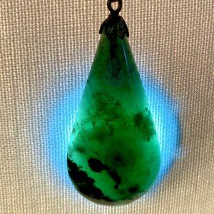 VINTAGE JADE TEARDROP PENDANT & NECKLACE